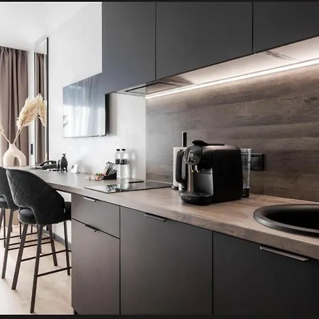 דירה преміальні на березі озера молодості